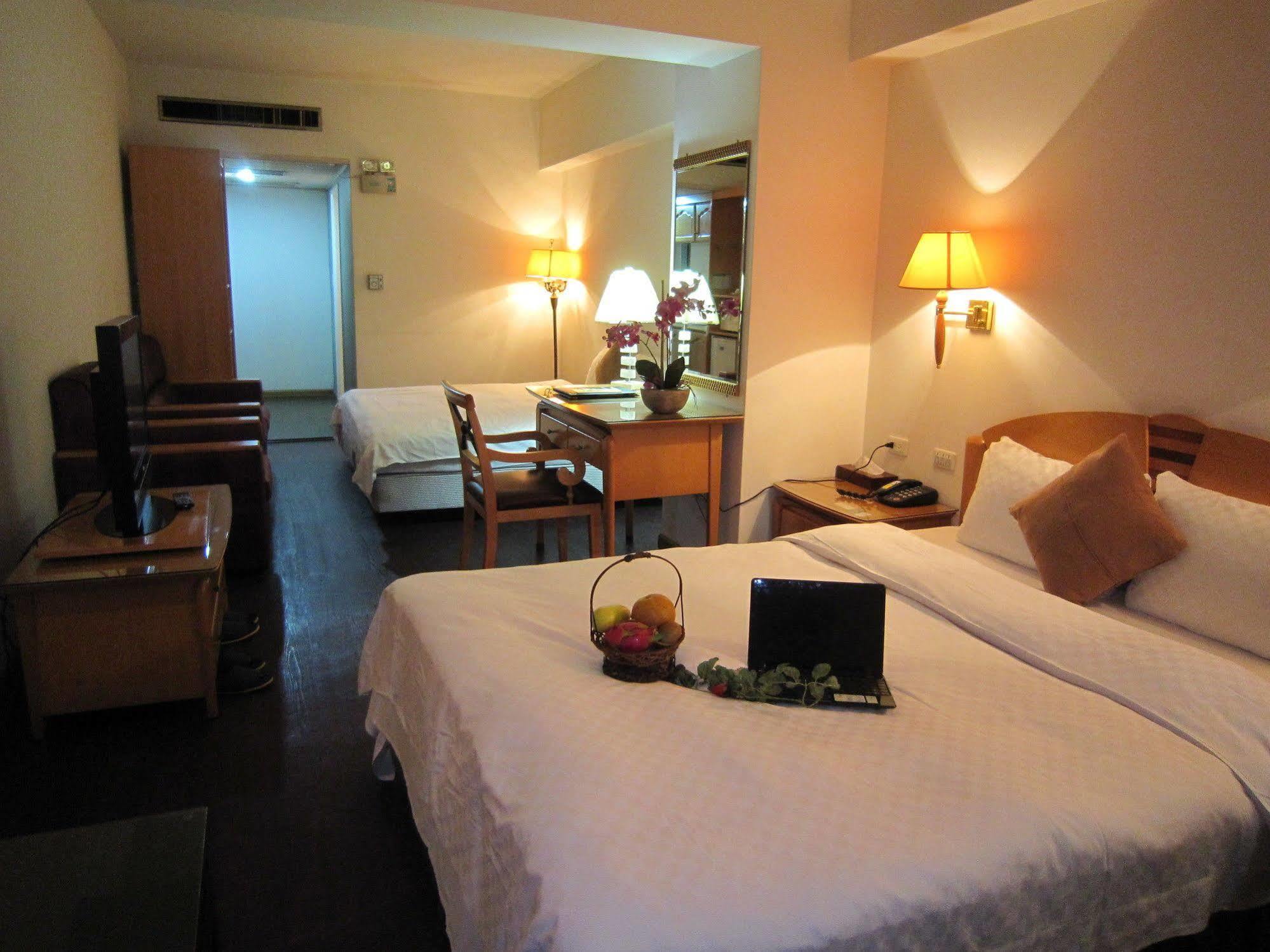 Berkeley Business Hotel Zhongzheng Сіньчжу Екстер'єр фото