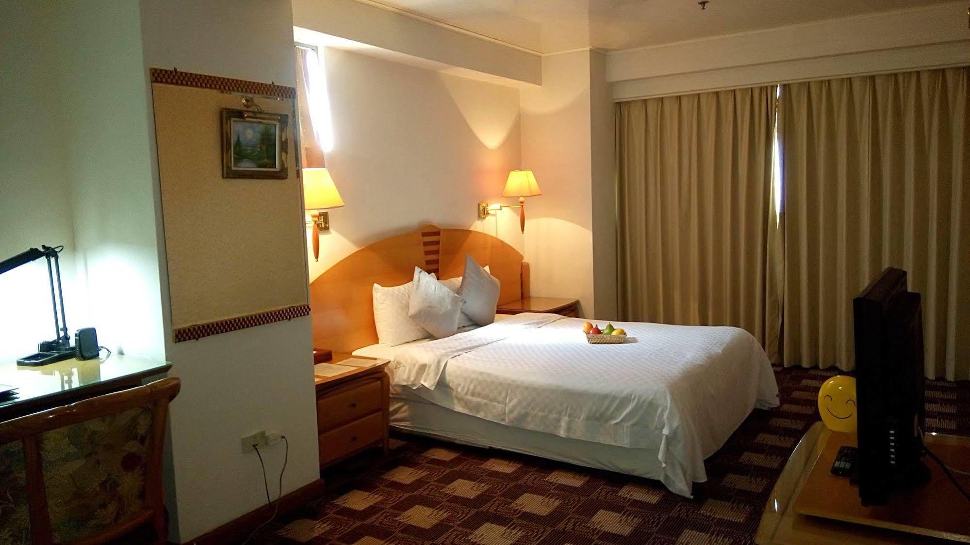 Berkeley Business Hotel Zhongzheng Сіньчжу Екстер'єр фото